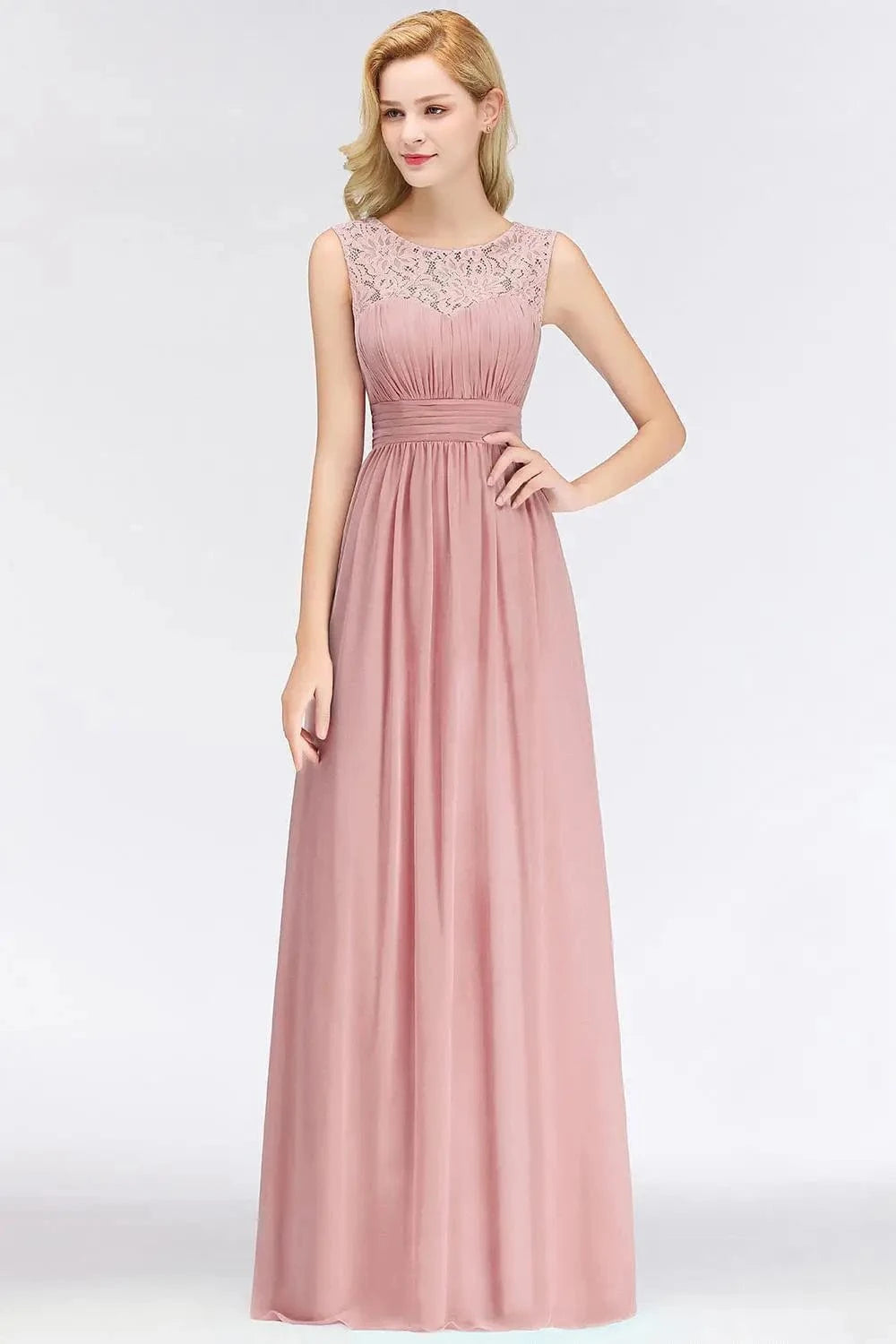 Robe demoiselle d'honneur chic longue en dentelle rose poudré, idéale pour un mariage élégant