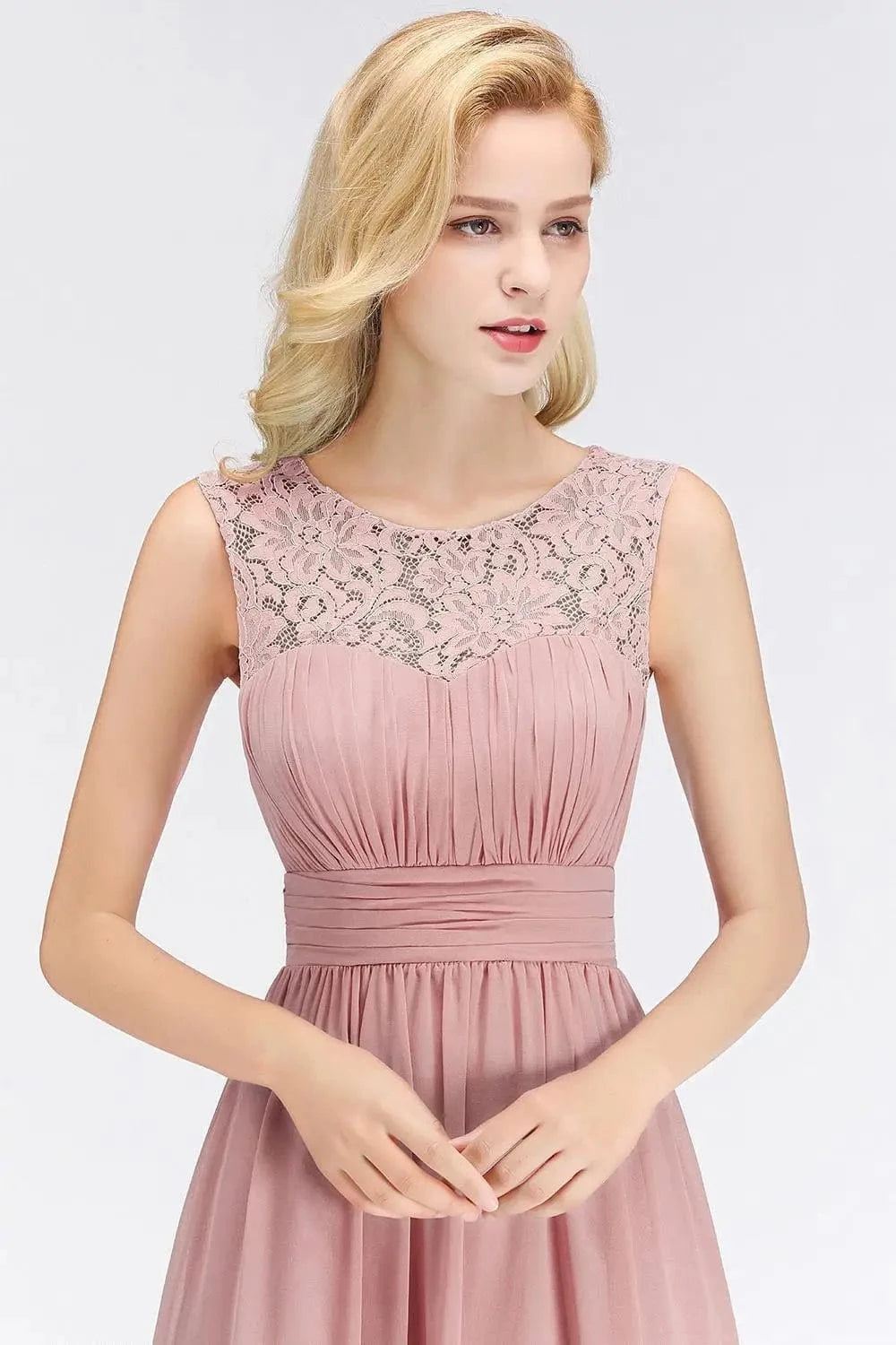 robe demoiselle d'honneur longue rose poudré élégante coupe fluide pour mariage chic