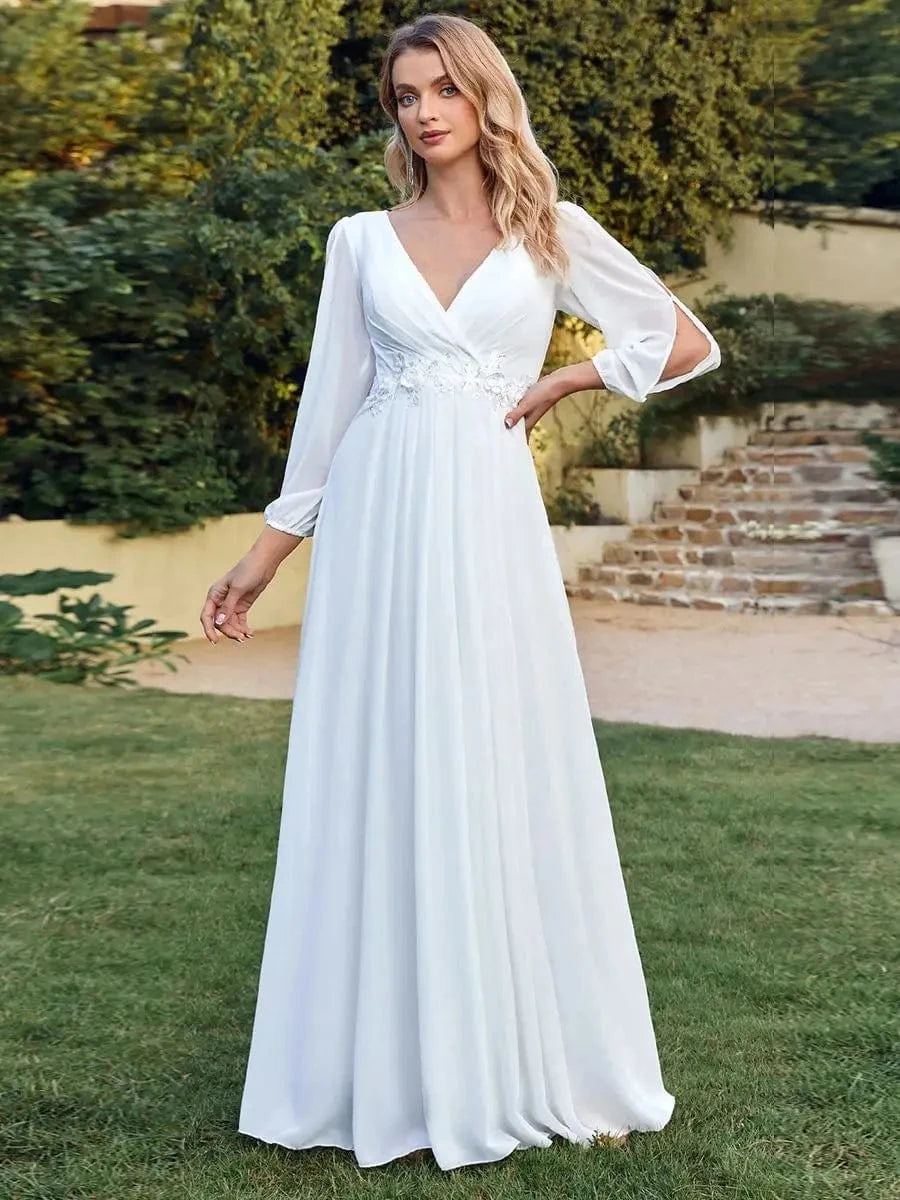 Robe de mariage bohĂšme blanche longue avec manches longues pour un style chic et fluide