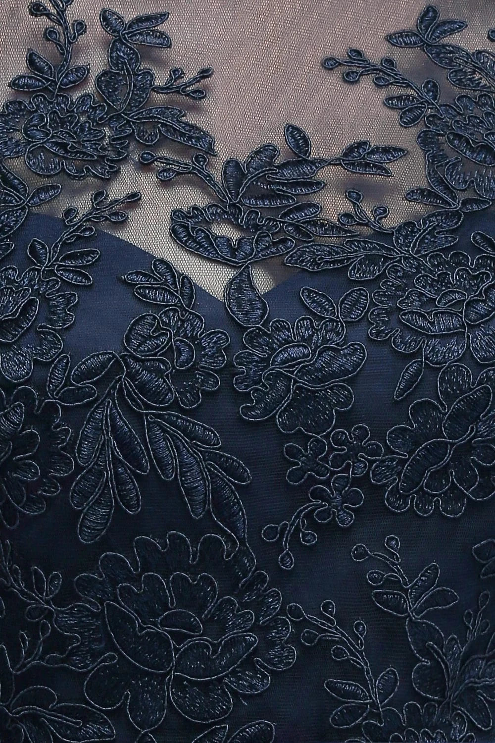 robe de bal longue bleue en dentelle élégante silhouette princesse manches longues chic soirée