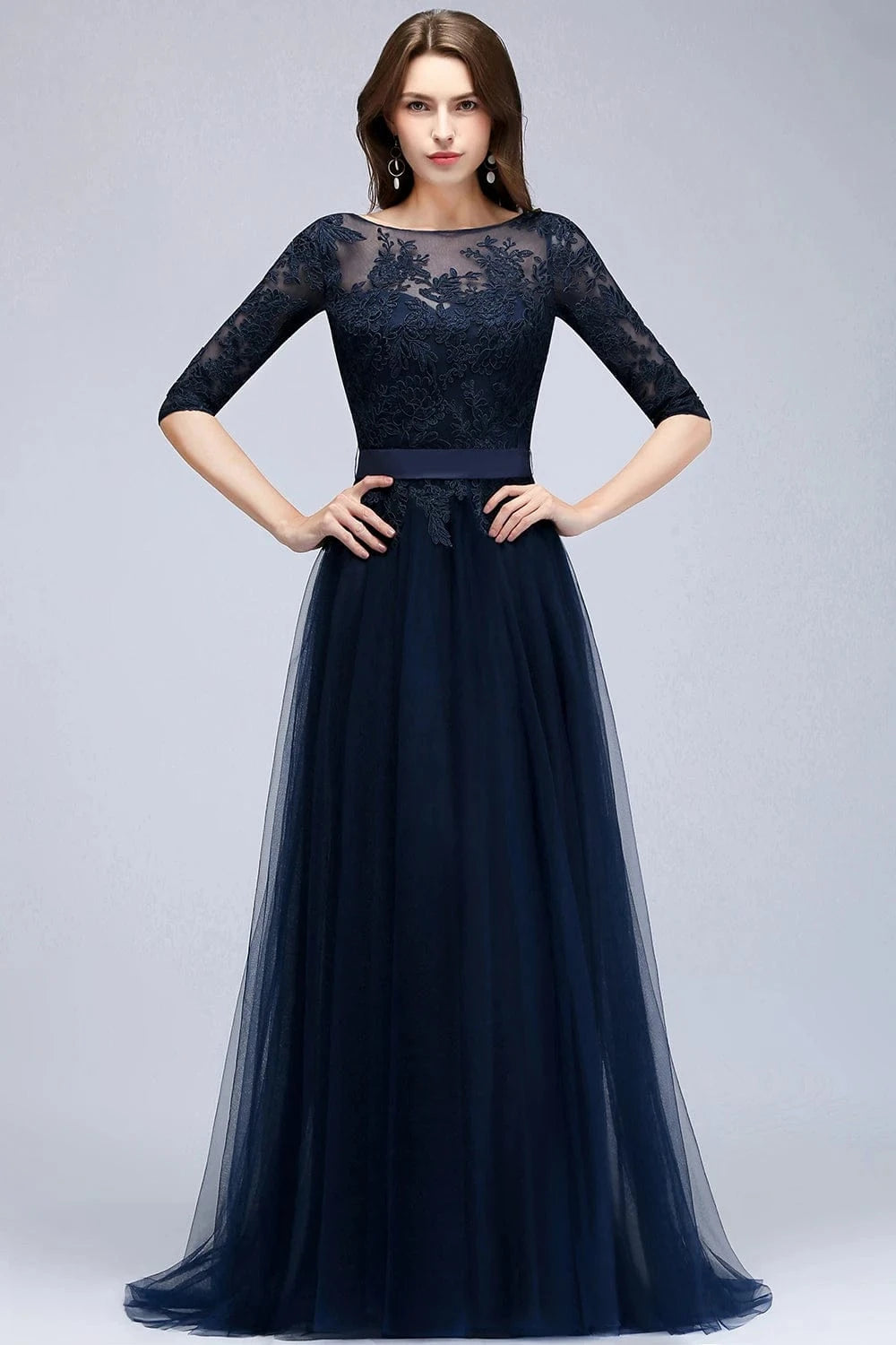 robe de bal longue bleue en dentelle élégante style princesse idéale pour soirée chic ou gala