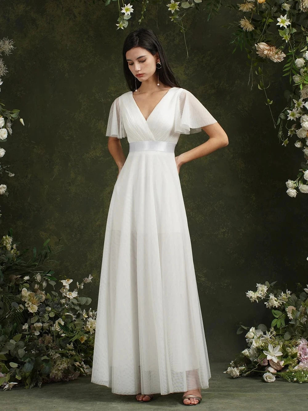 robe demoiselle d'honneur chic blanche longue fluide sans manches pour mariage élégant et raffiné