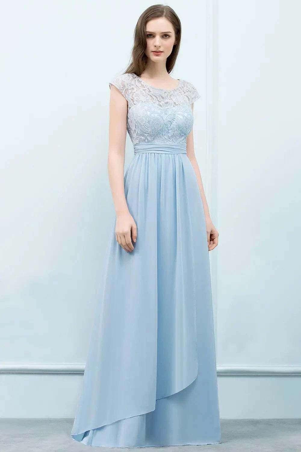 Robe demoiselle d'honneur chic longue fluide bleu manches courtes pour soirée mariage élégante
