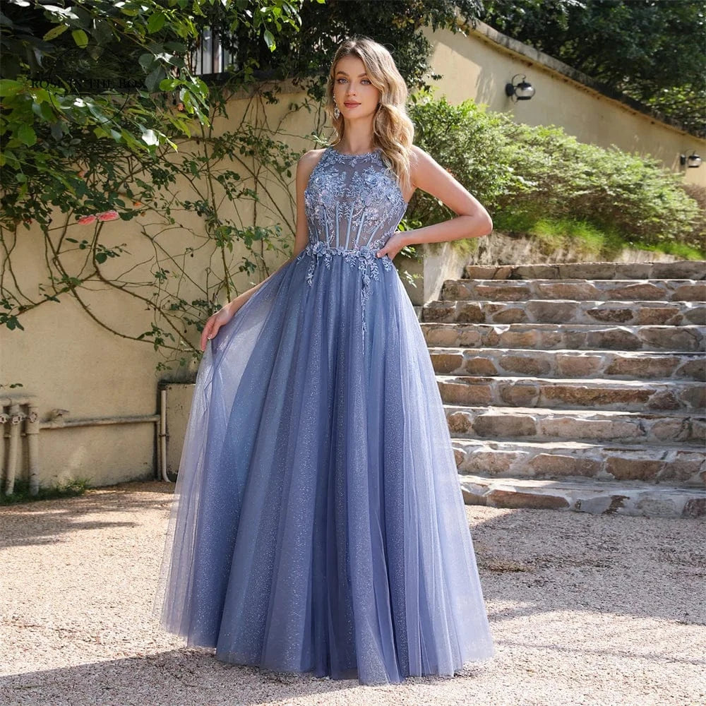 robe de soirée princesse longue en tulle bleu pour mariage ou bal chic avec silhouette élégante