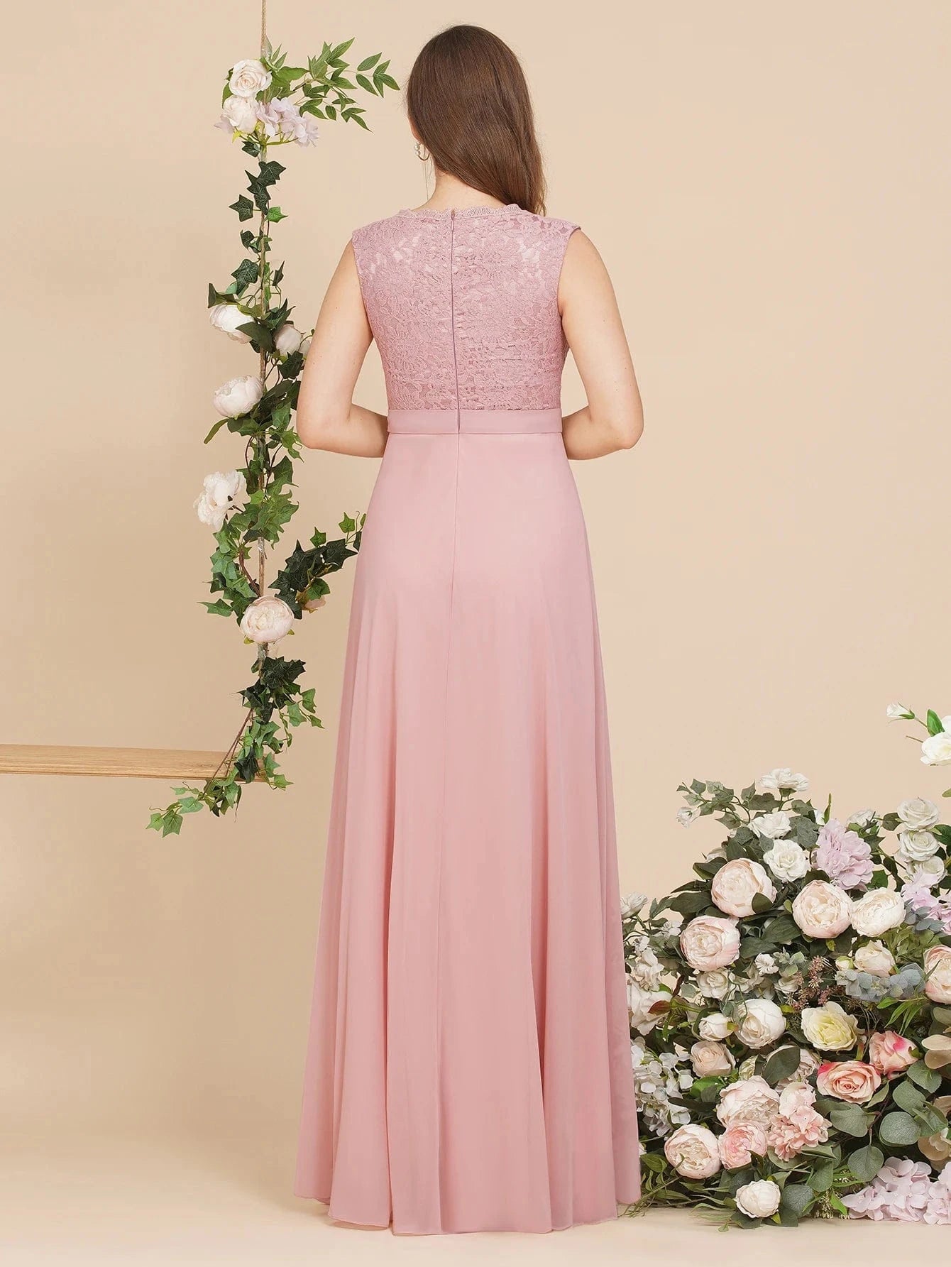 robe demoiselle d'honneur longue chic pour mariage invité en satin fluide rose poudré sans manches