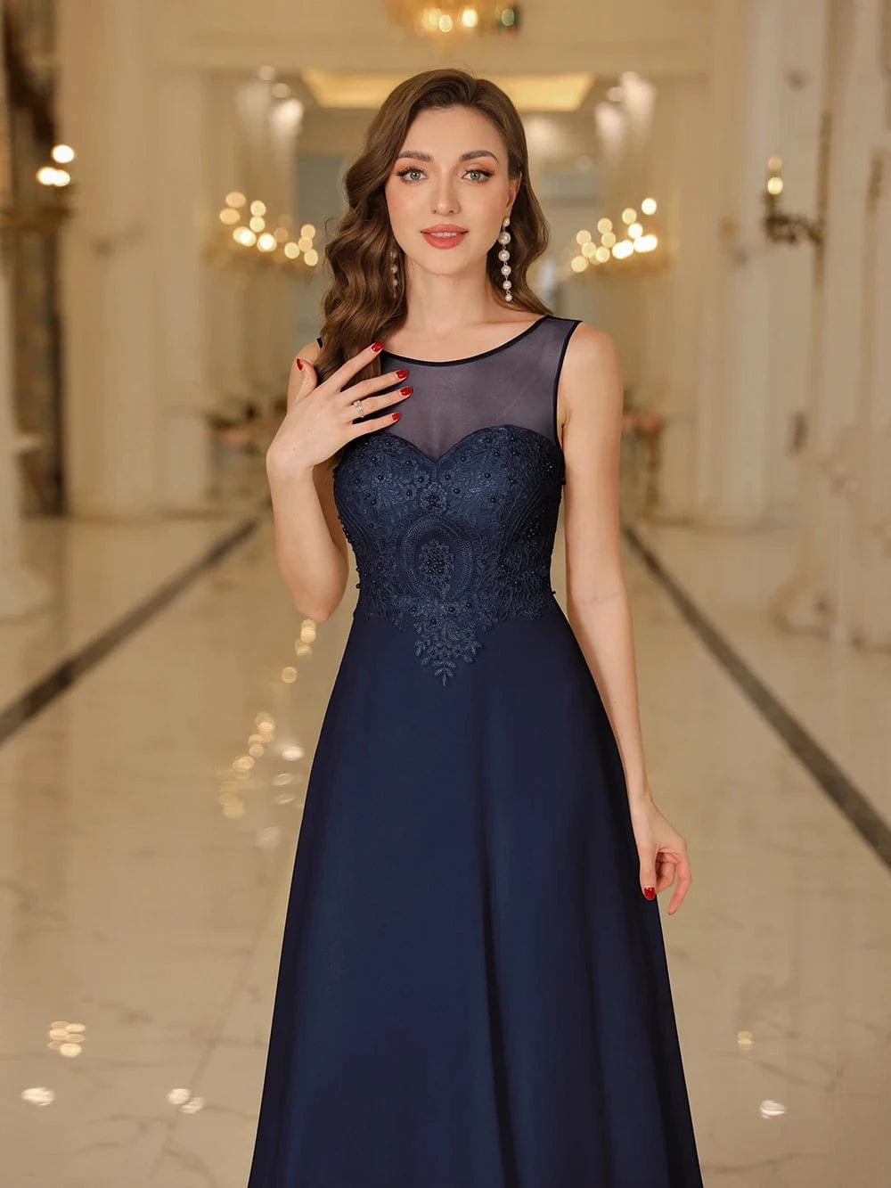 robe longue pour mariage invitée chic élégante couleur champagne coupe trapèze avec manches courtes