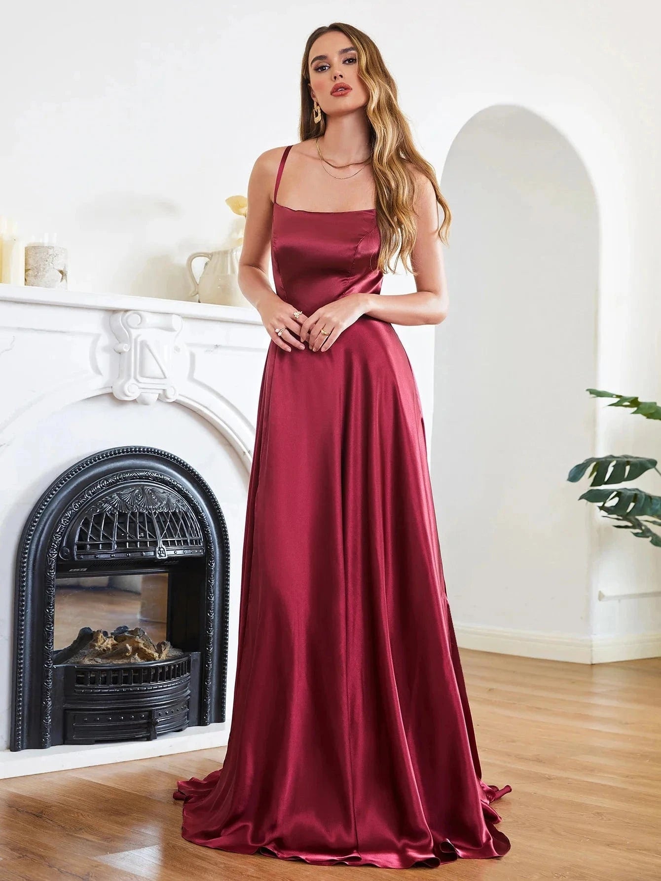 Robe de soirée mariage longue fendue soyeuse bordeaux dos nu chic à bretelles pour invité mariage