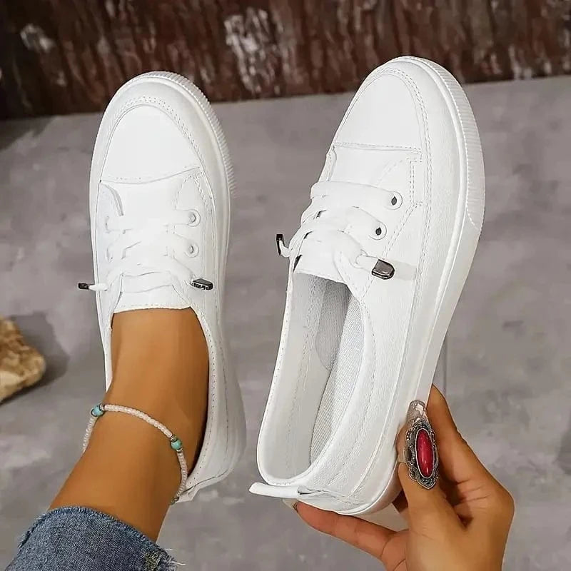 baskets blanches casual longues pour été en maille à porter avec une robe fluide ou une tenue chic