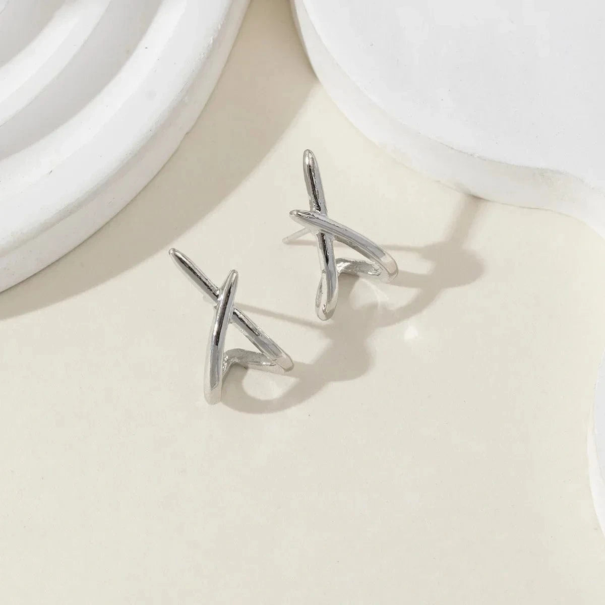 boucles d'oreille minimaliste argent pour soirée chic moderne, accessoire élégant pour femme