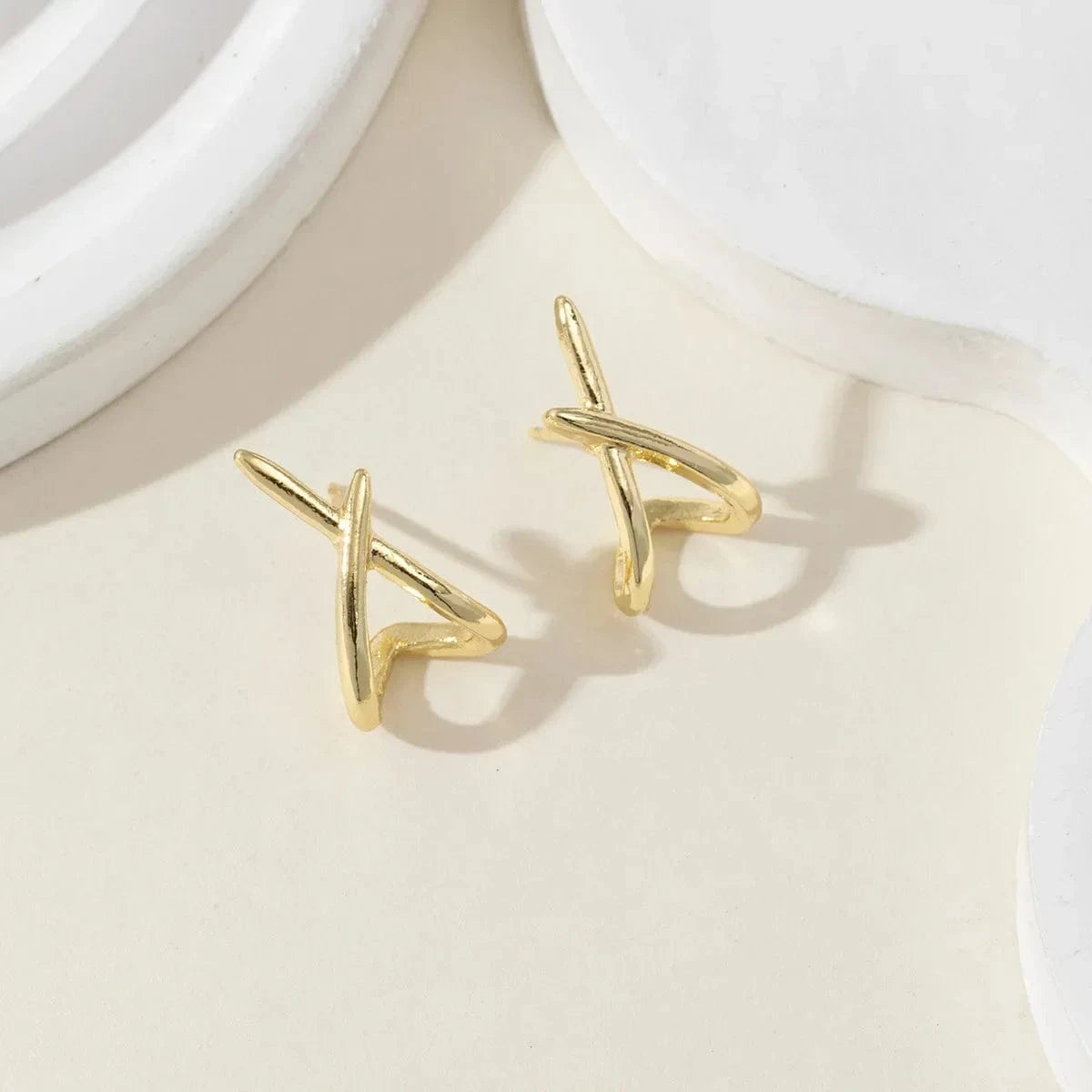boucles d'oreille minimaliste or pour soirée chic dorée avec style élégant femme moderne