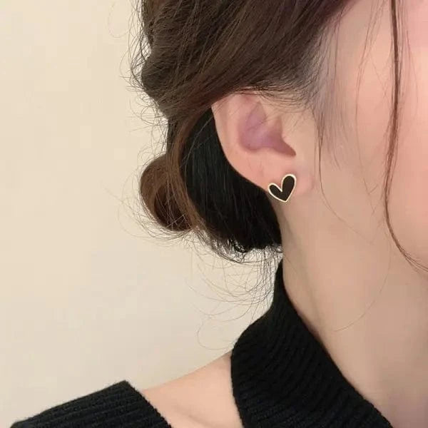 boucles d’oreilles cœur noires élégantes pour soirée chic avec détail romantique tendance mode