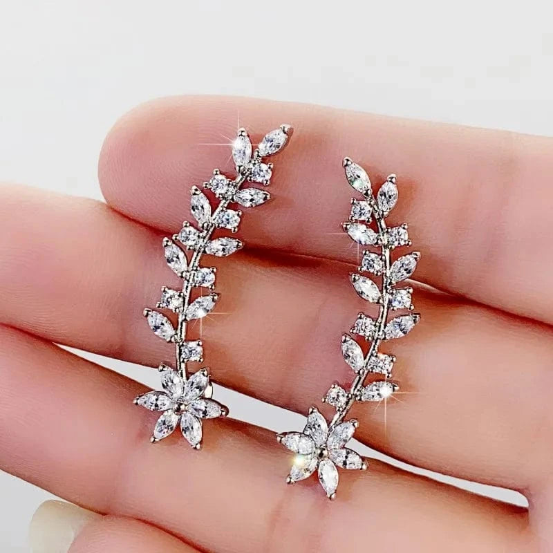 boucles d'oreilles grimpantes élégantes en zircons dorés pour soirée chic ou mariage invité sophistiqué