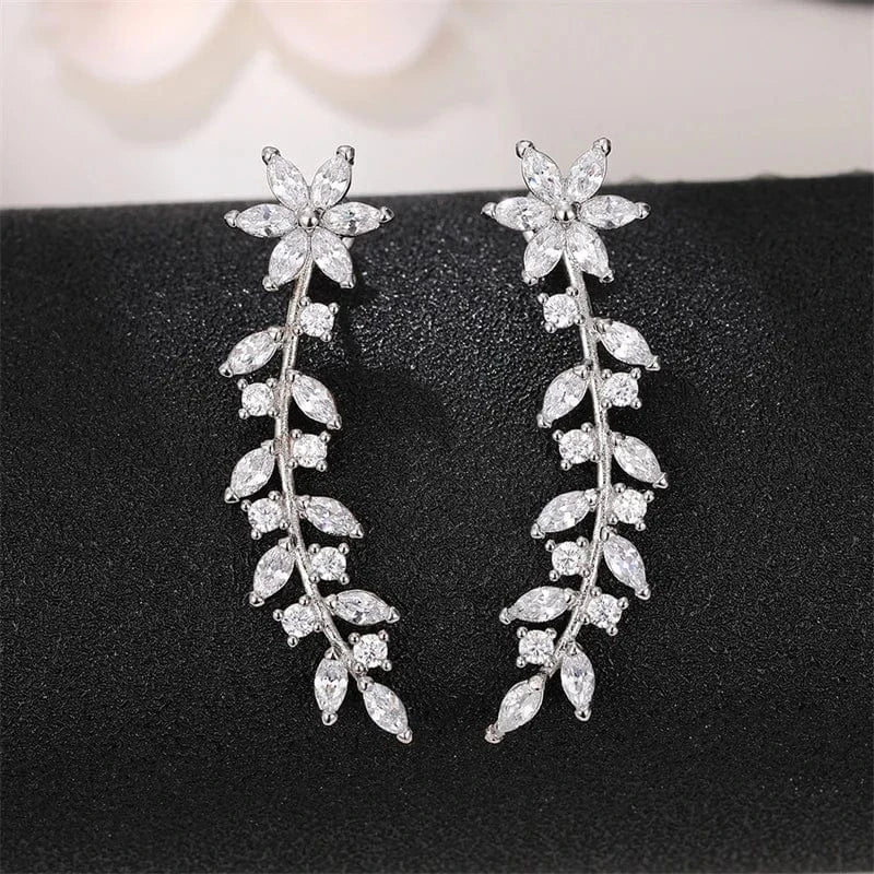 boucles d'oreilles grimpantes élégantes zircons dorés pour soirée chic ou mariage invité raffinée
