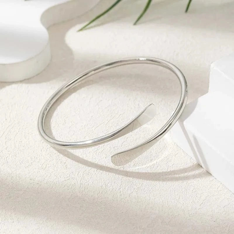 bracelet jonc argenté élégant pour femme, accessoire chic idéal mariage ou soirée habillée