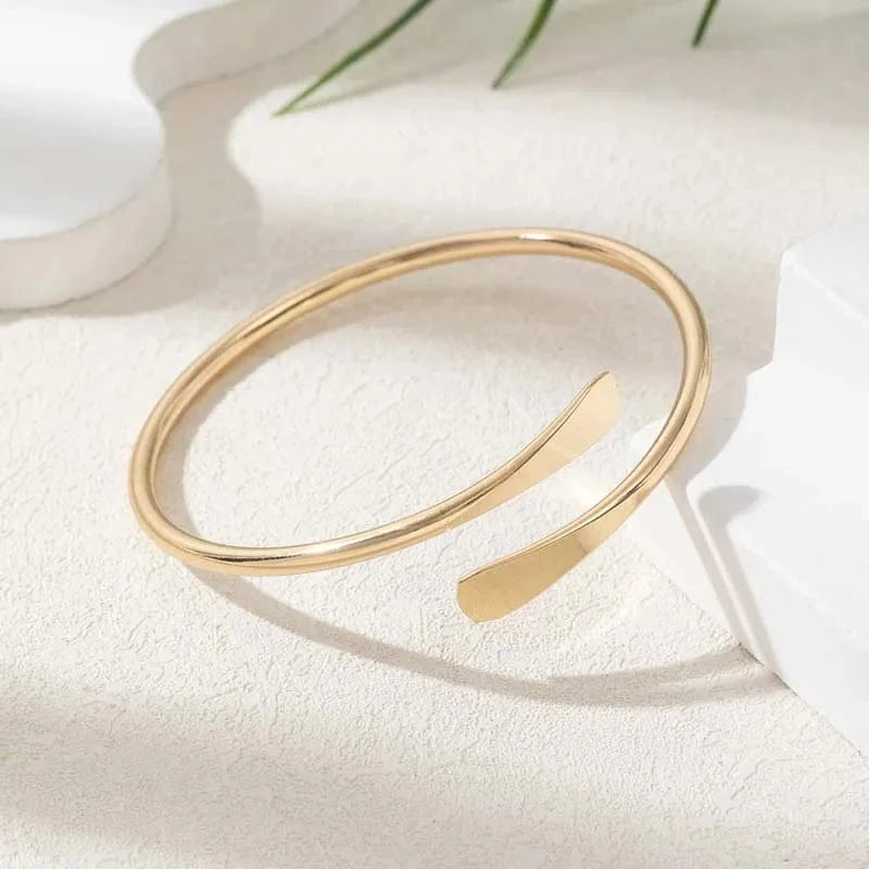 bracelet jonc en or élégant pour femme, accessoire chic doré pour mariage ou soirée habillée