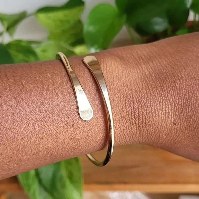 bracelet jonc en or élégant, accessoire bijoux chic pour soirée mariage ou cocktail habillé femme