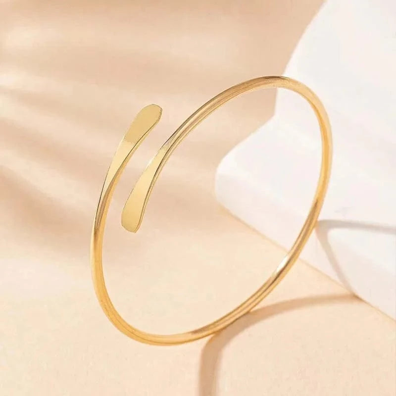 bracelet jonc doré élégant pour soirée chic ou mariage, accessoire tendance et raffiné femme moderne