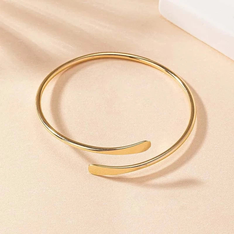 bracelet jonc doré élégant, bijou tendance pour femme idéal pour soirée chic ou mariage invité