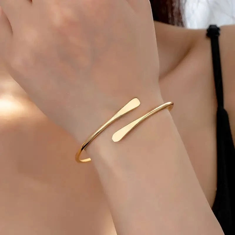 bracelet jonc en or élégant pour femme, accessoire chic doré, bijou raffiné soirée ou mariage