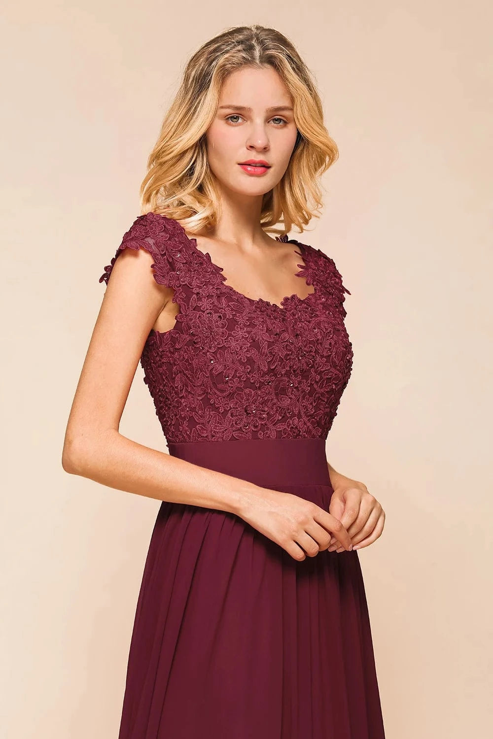 robe demoiselle d'honneur chic en dentelle rose poudré longue coupe trapèze manches courtes élégante