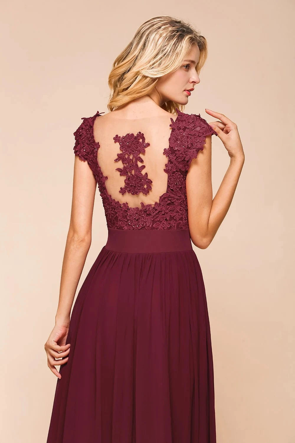 robe demoiselle d'honneur chic longue en dentelle rose poudré style bohème manches courtes élégante