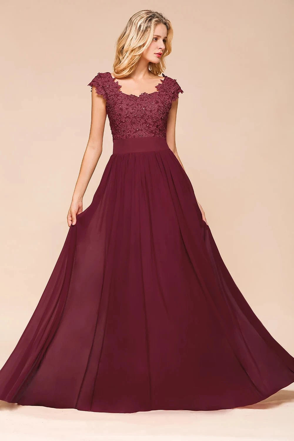 robe demoiselle d'honneur chic longue en dentelle rose poudré silhouette trapèze manches courtes