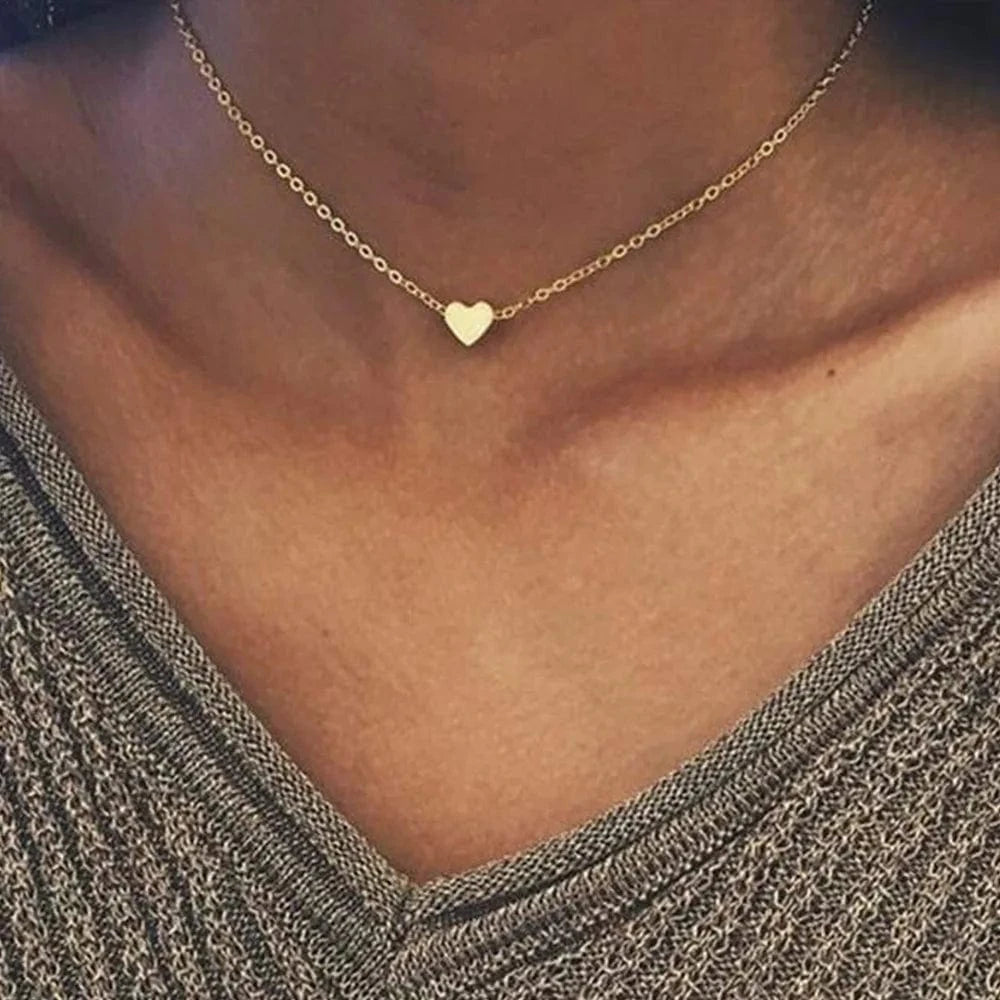 robe courte noire moulante sans manches pour soirée chic, parfaite pour un look élégant et glamour