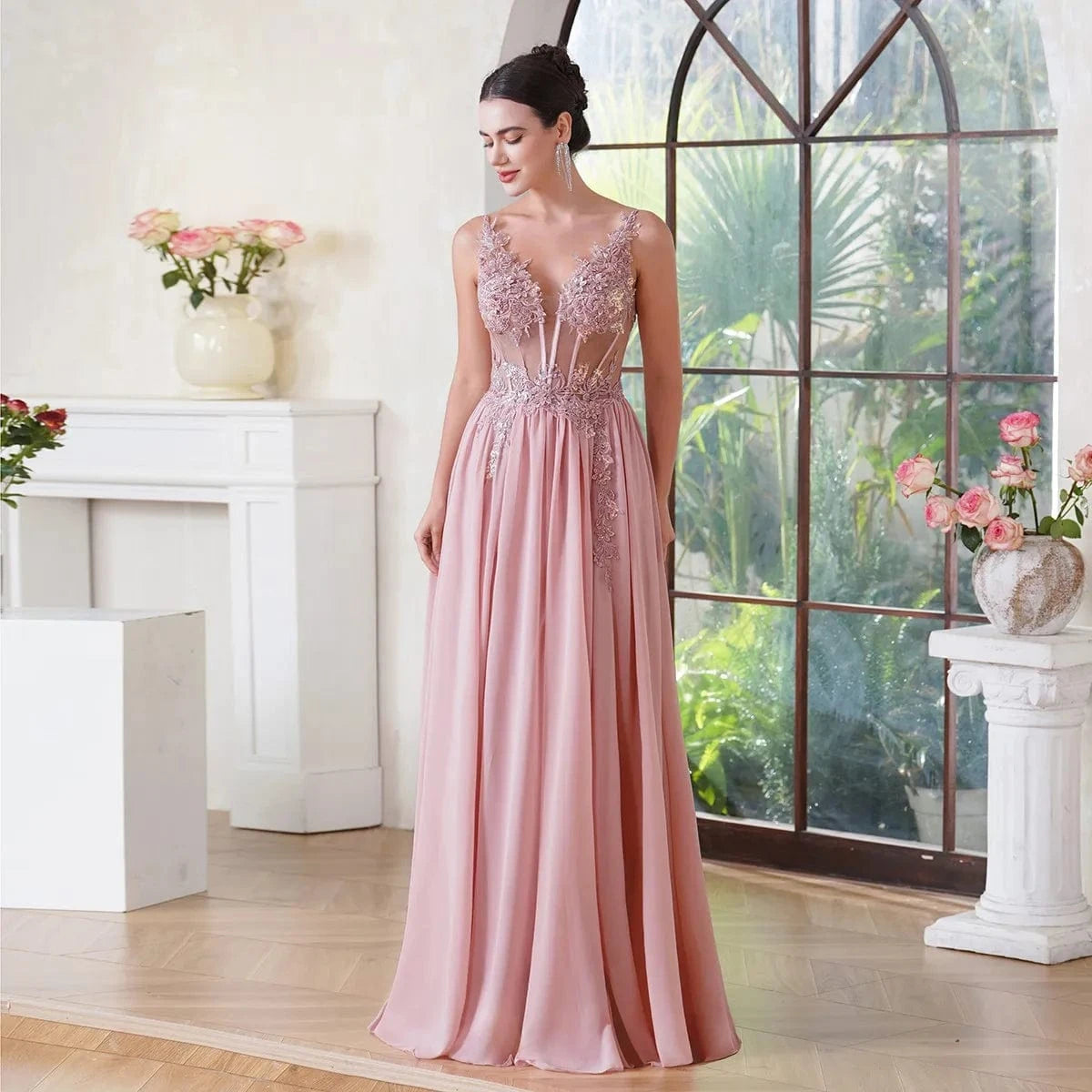 Robe longue de gala rose poudré décolleté princesse pour soirée chic avec bretelles fines