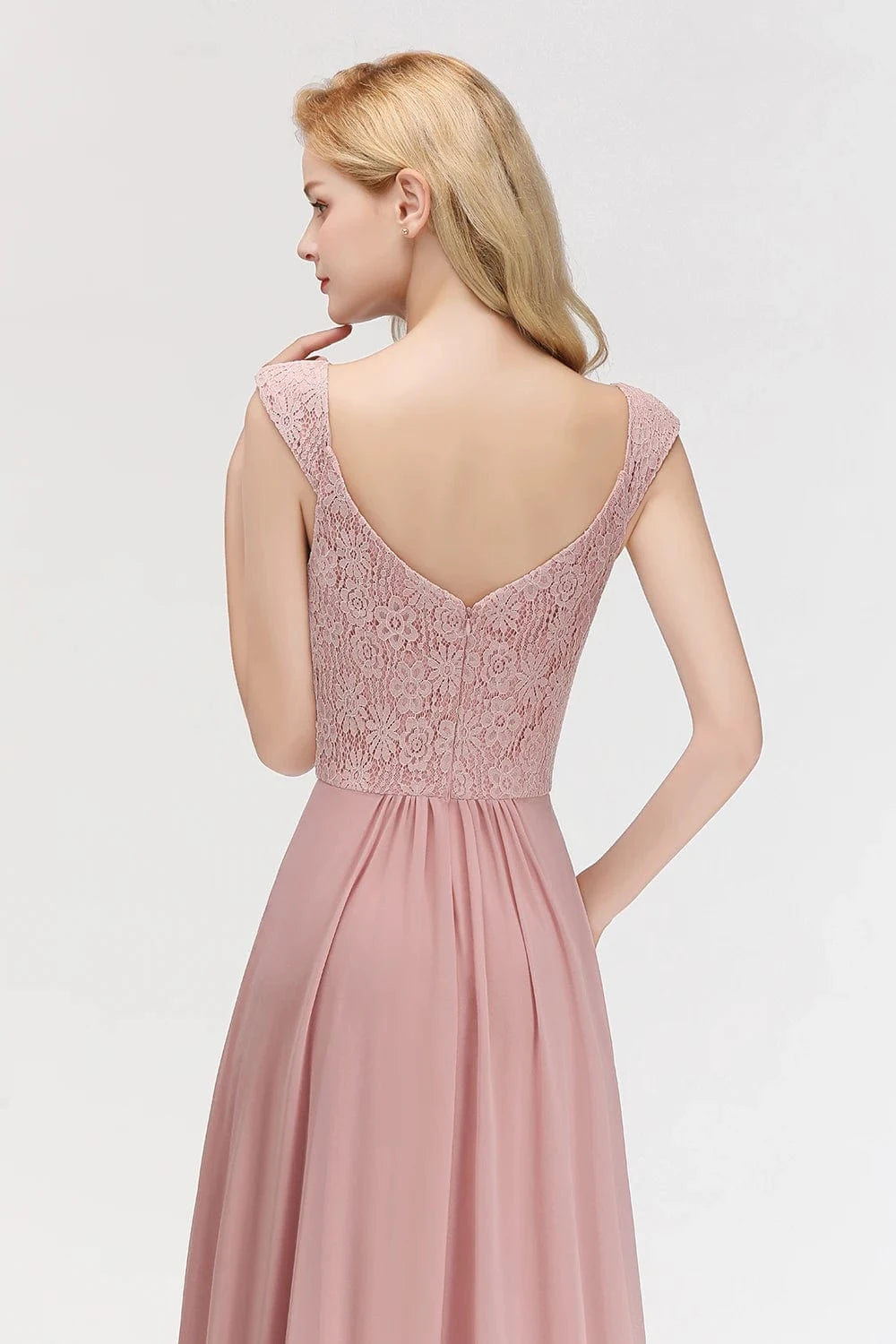 robe demoiselle d'honneur longue rose poudré élégante pour mariage chic coupe fluide et silhouette trapèze