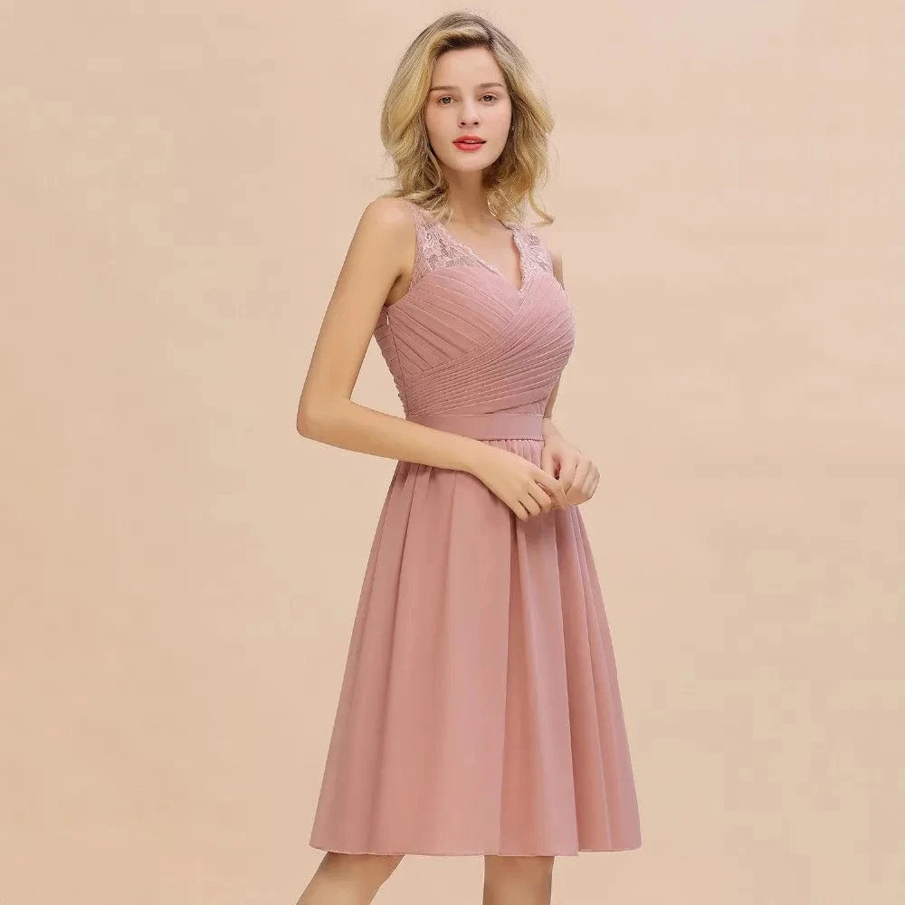 Robe demoiselle d'honneur chic courte sans manches en chiffon, idéale pour un mariage d'été élégant