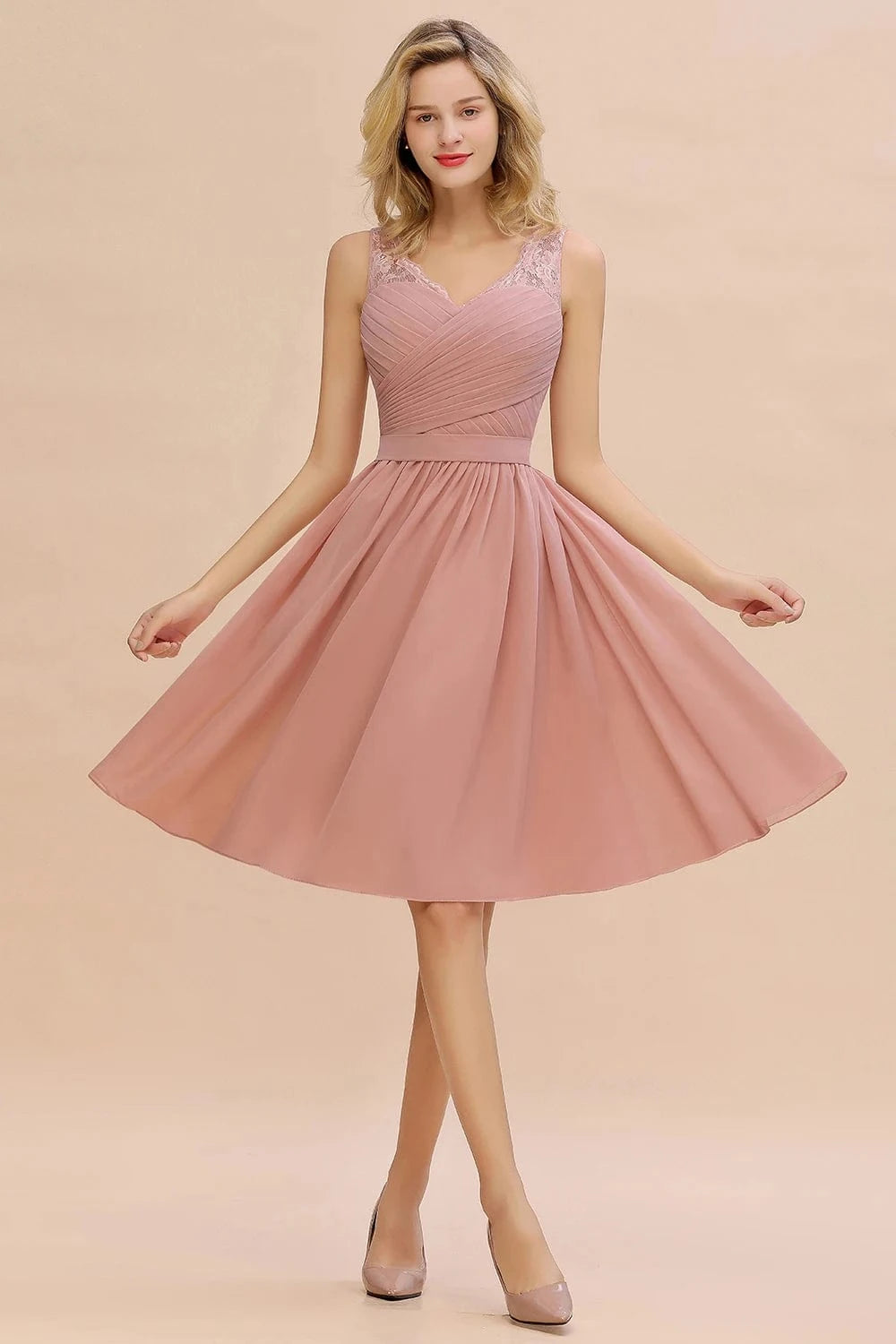 robe demoiselle d'honneur chic rose poudré longue évasée sans manches pour mariage élégant