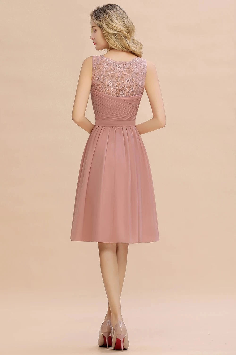 robe demoiselle d'honneur chic longue rose poudré silhouette trapèze manches courtes élégante et raffinée