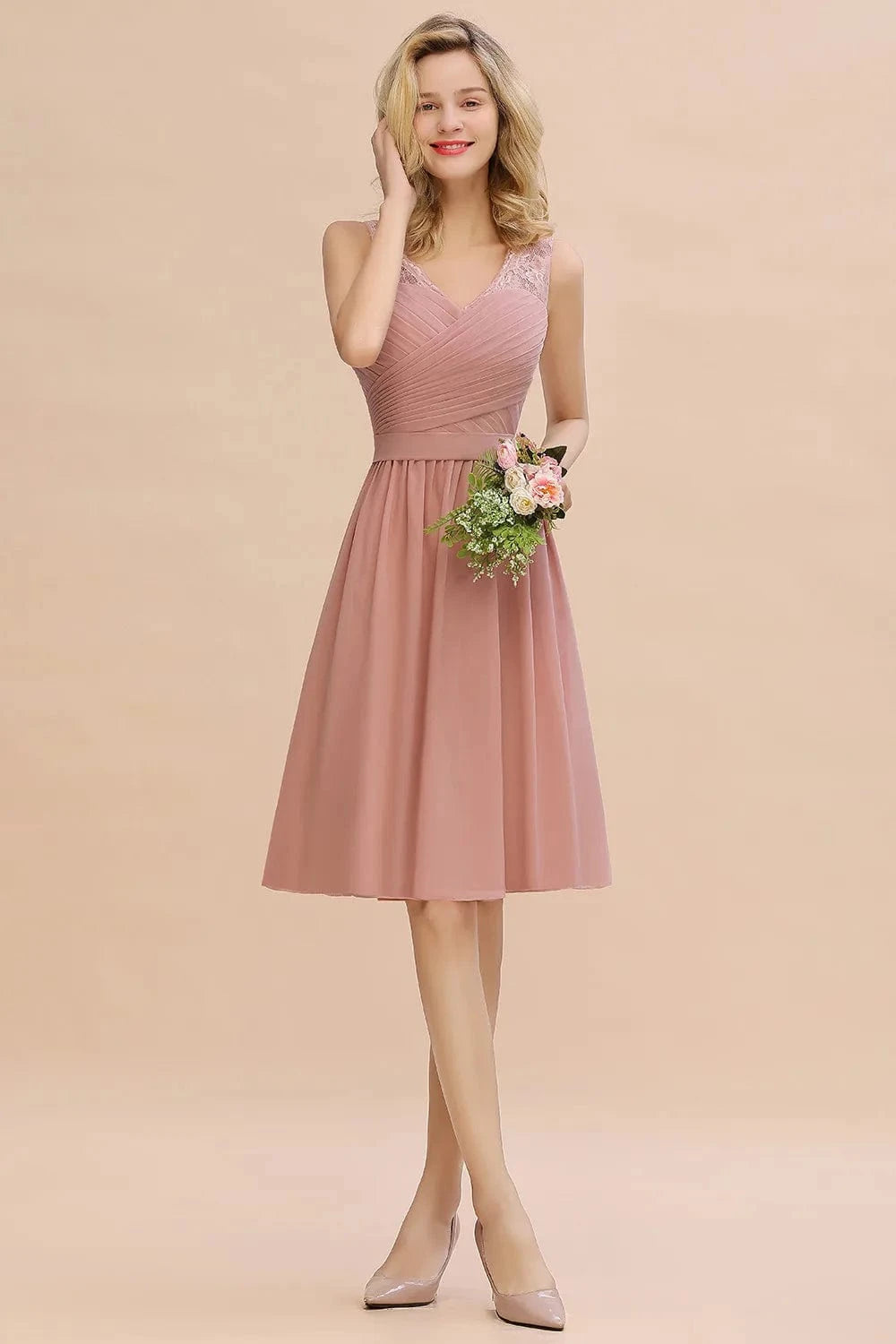 robe demoiselle d’honneur chic rose poudré longue évasée manches courtes pour mariage élégant