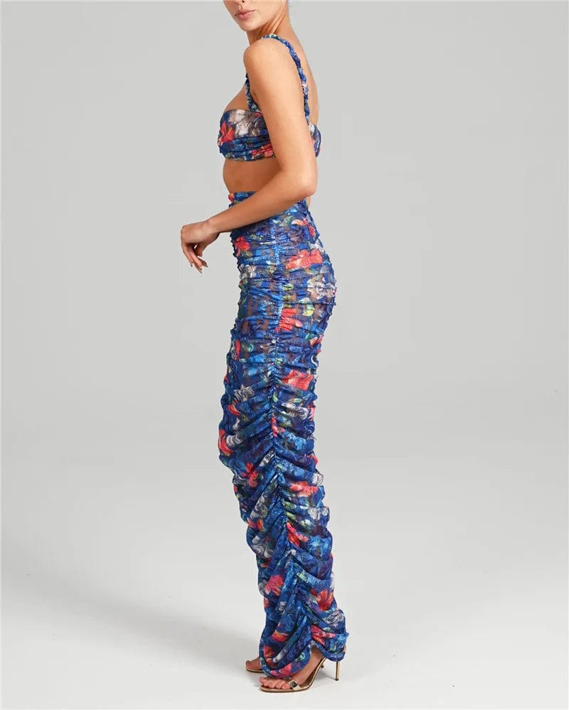 Robe fleurie moulante longue avec manches courtes pour soirée chic, couleur bleu avec des touches de rouge et rose.