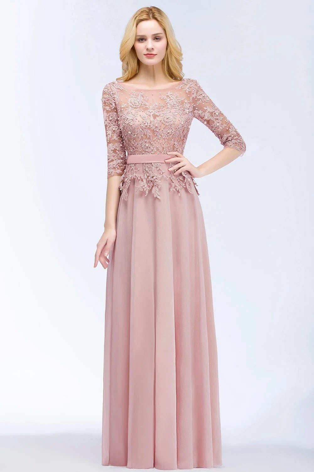 Robe de cocktail chic en dentelle rose poudré longue trapÚze avec manches 3/4 pour soirée élégante