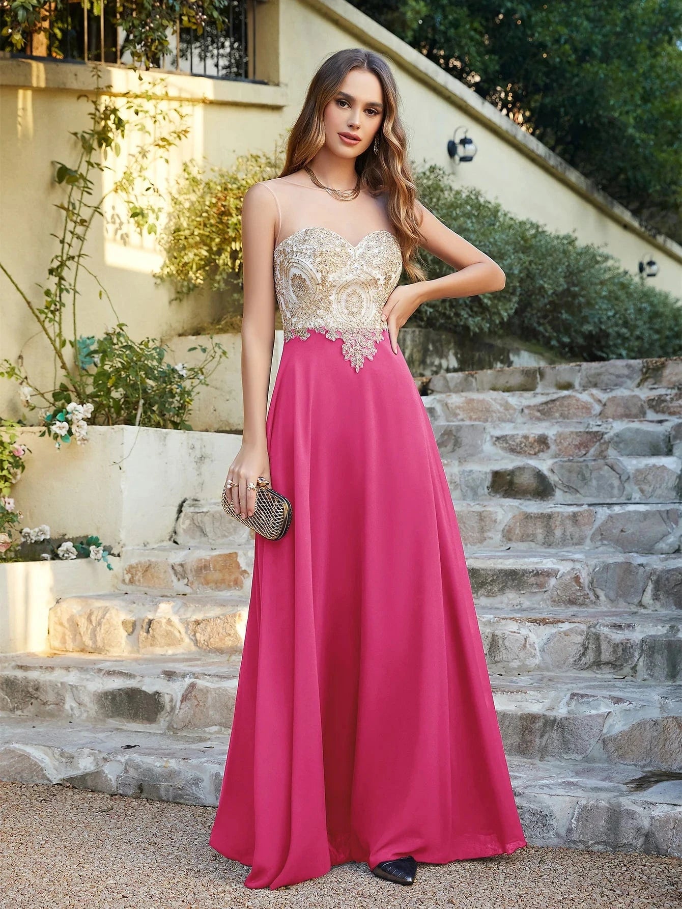 robe invitée mariage chic longue fluide verte élégant style trapèze avec manches épaules dénudées
