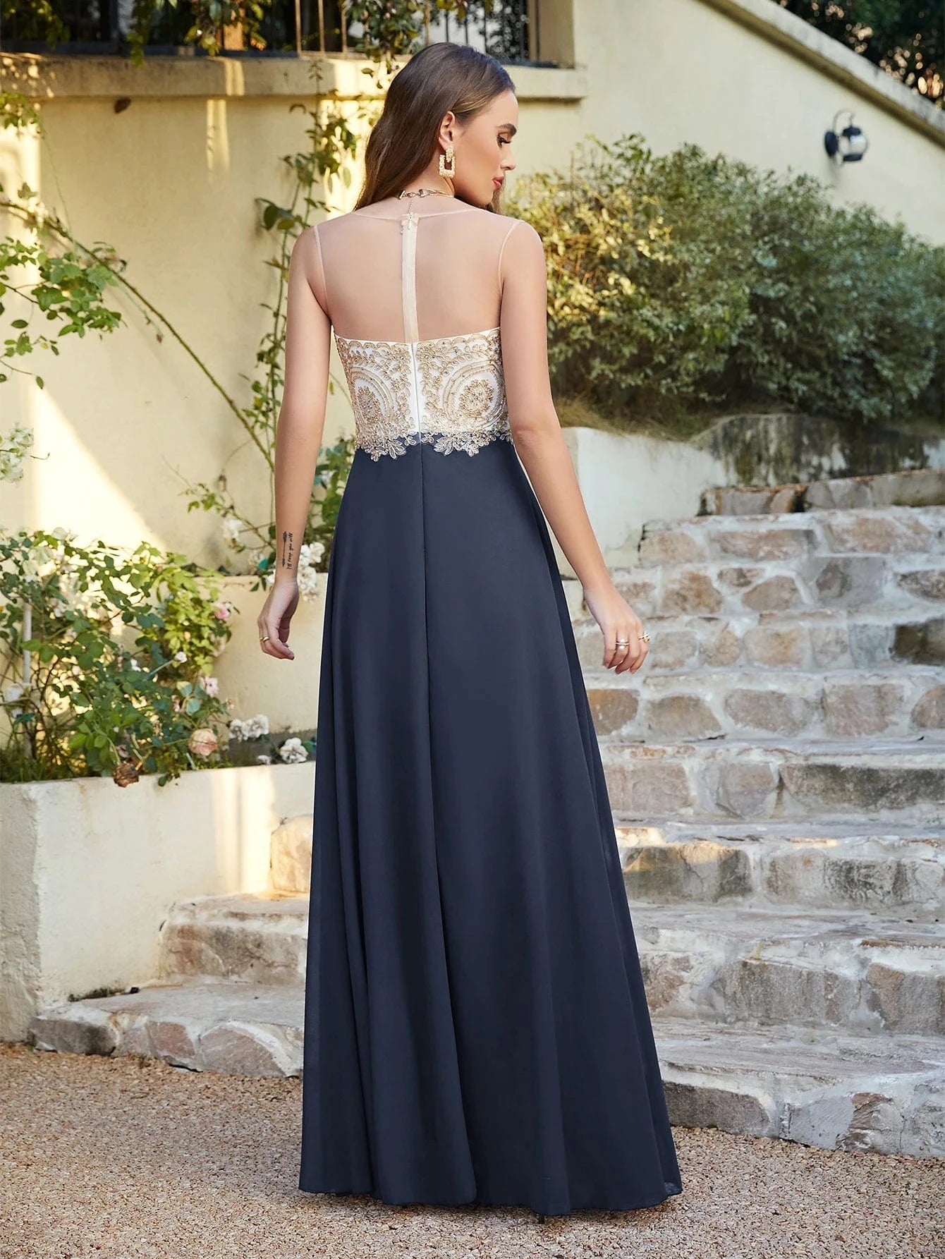 robe longue chic pour mariage invitée coupe trapèze couleur champagne sans manches élégante