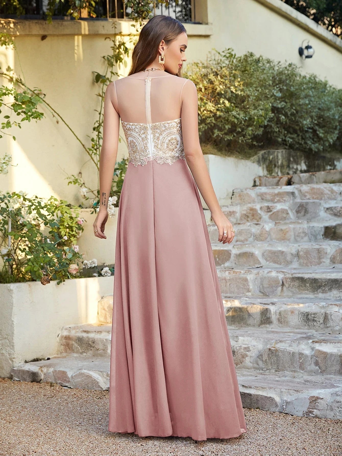 robe mariage longue chic pour invitée, coupe fluide élégante style trapèze couleur champagne manches courtes