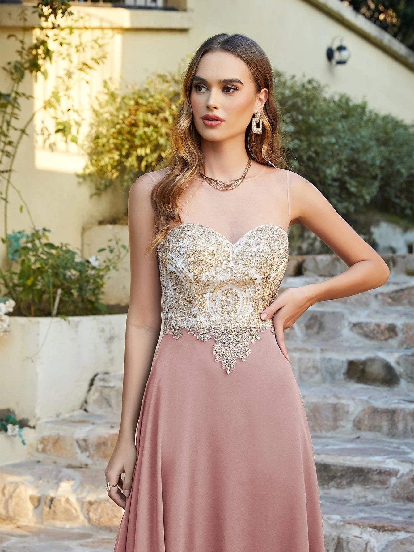 robe mariage invitée chic longue fluide femme couleur champagne silhouette trapèze manches courtes