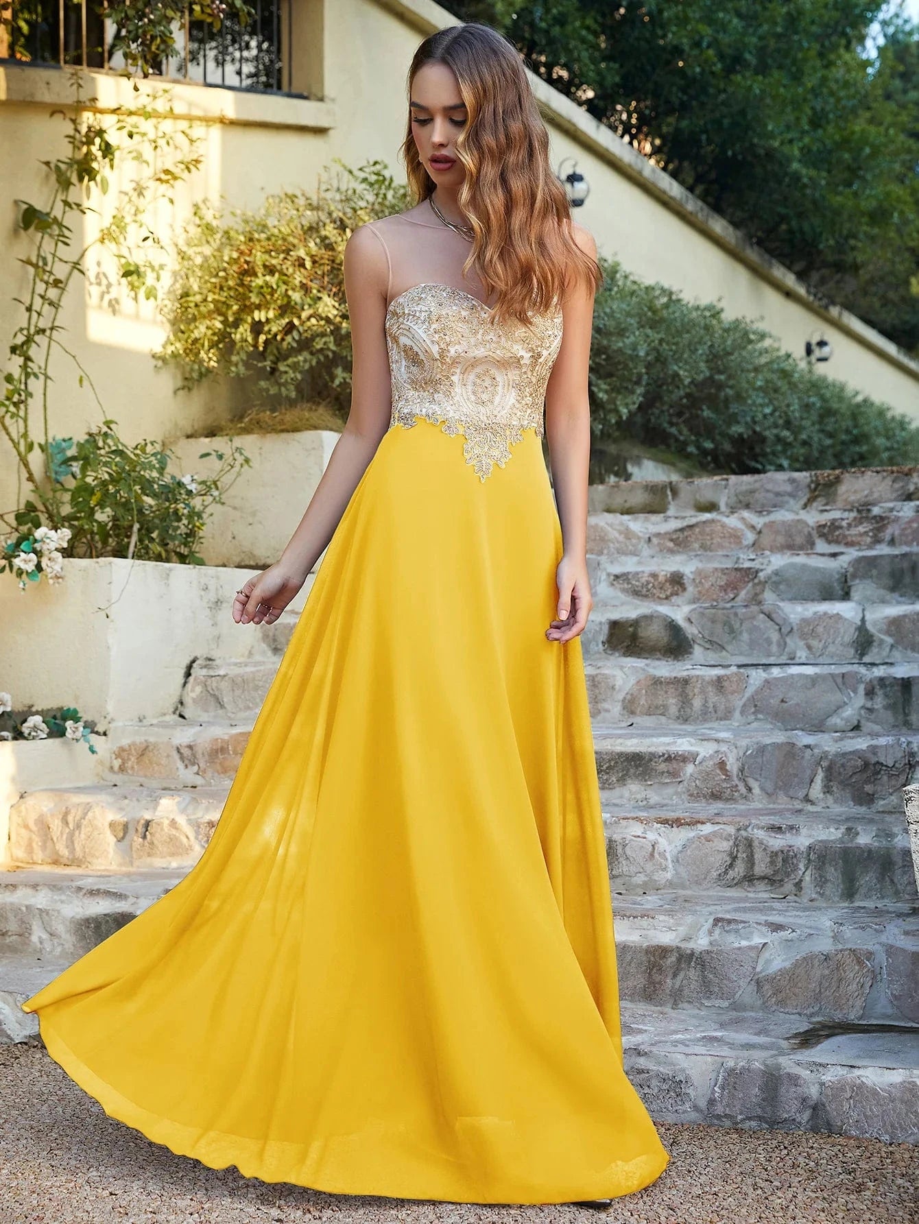 robe invitée mariage chic longue fluide femme en satin verte élégante silhouette trapèze manches courtes