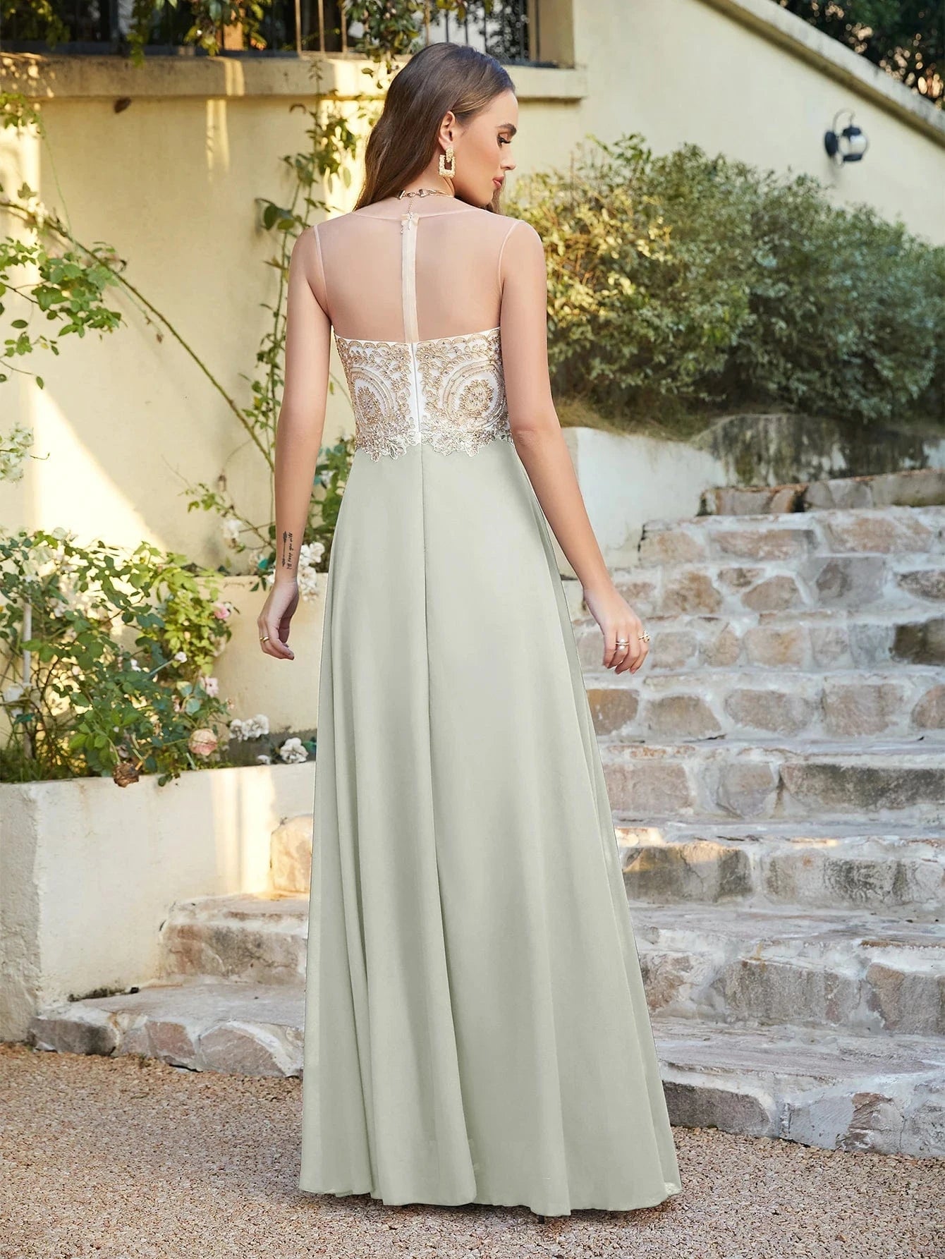 robe invitée mariage chic longue fluide fendue beige silhouette trapèze manches courtes élégante