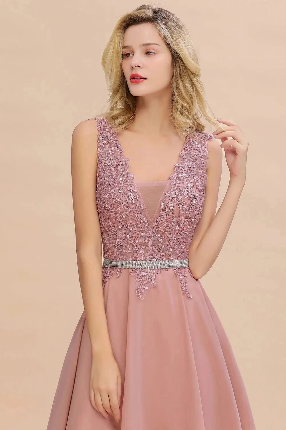 robe cocktail chic sans manches haut dentelle elegante mariage invité été silhouette trapèze midi