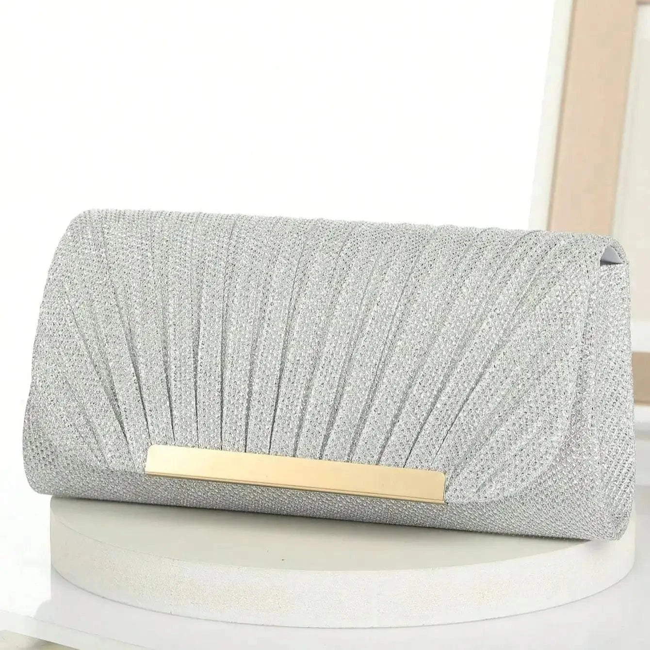 pochette argentée soirée chic à paillettes parfaite pour un mariage ou une soirée habillée élégante