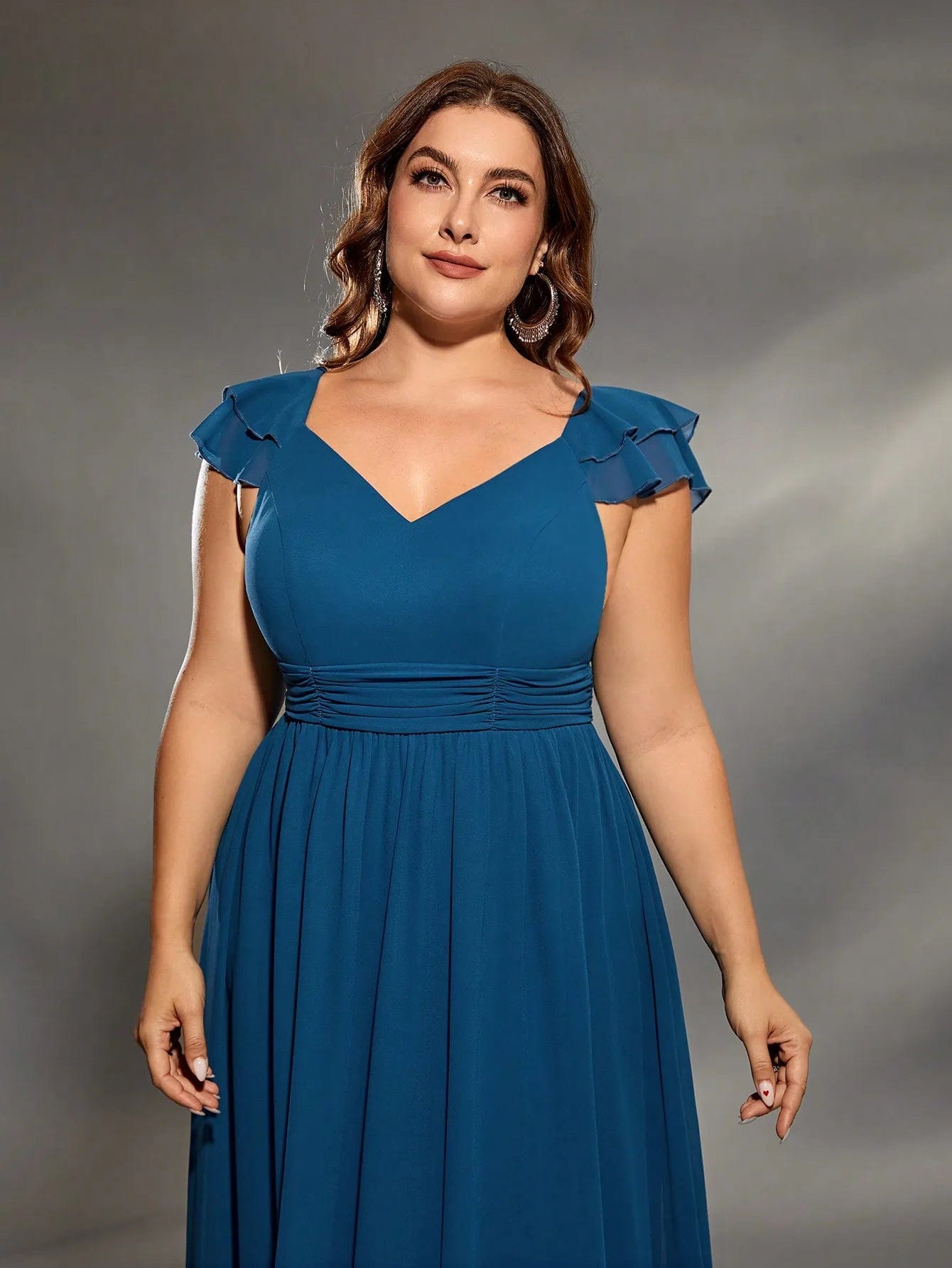 Robe amincissante bleue, moulante et longue avec manches courtes pour mariage grande taille.