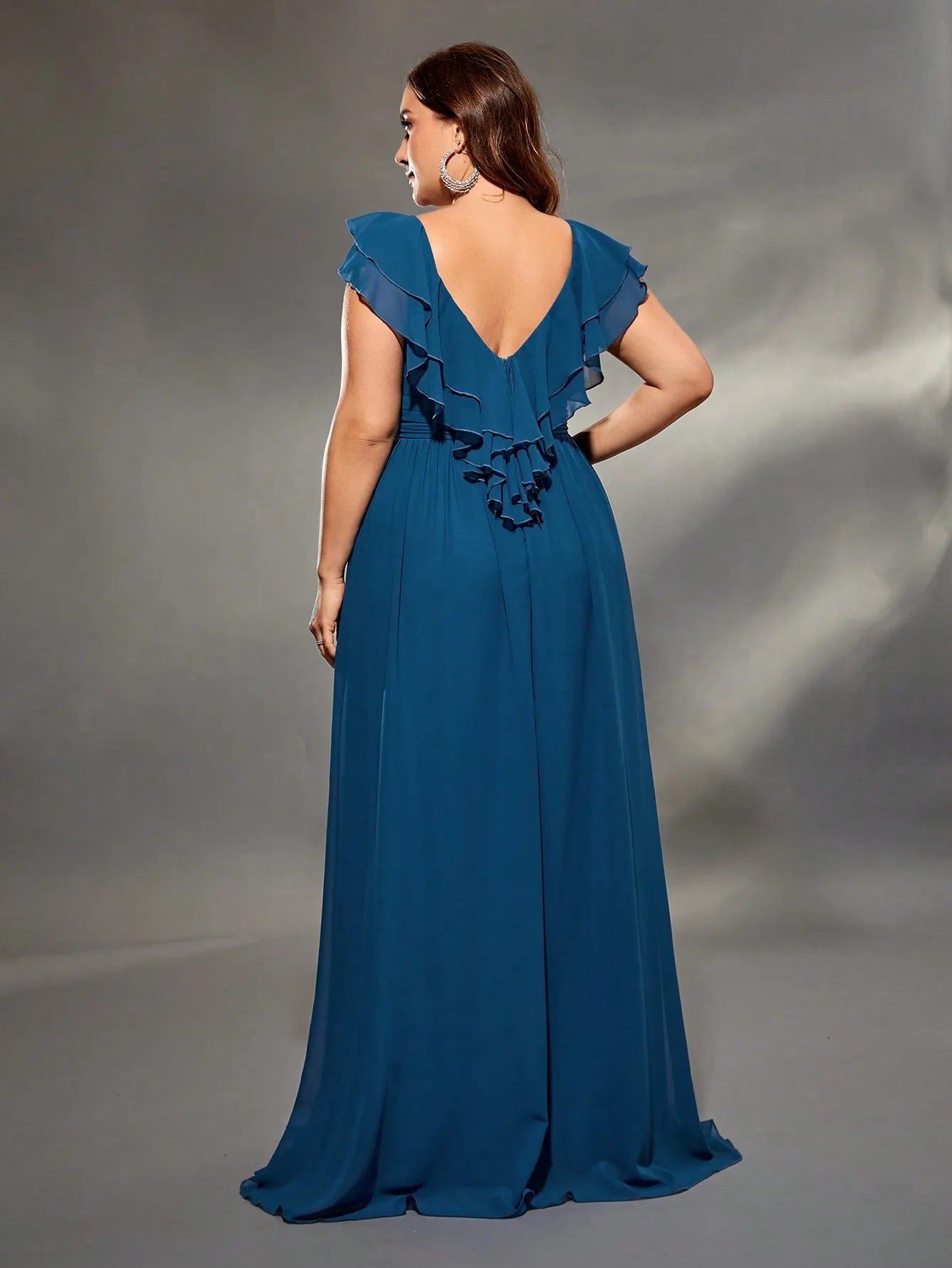 Robe amincissante bleue longue avec volants, idéale pour femme ronde à soirée ou événement chic.