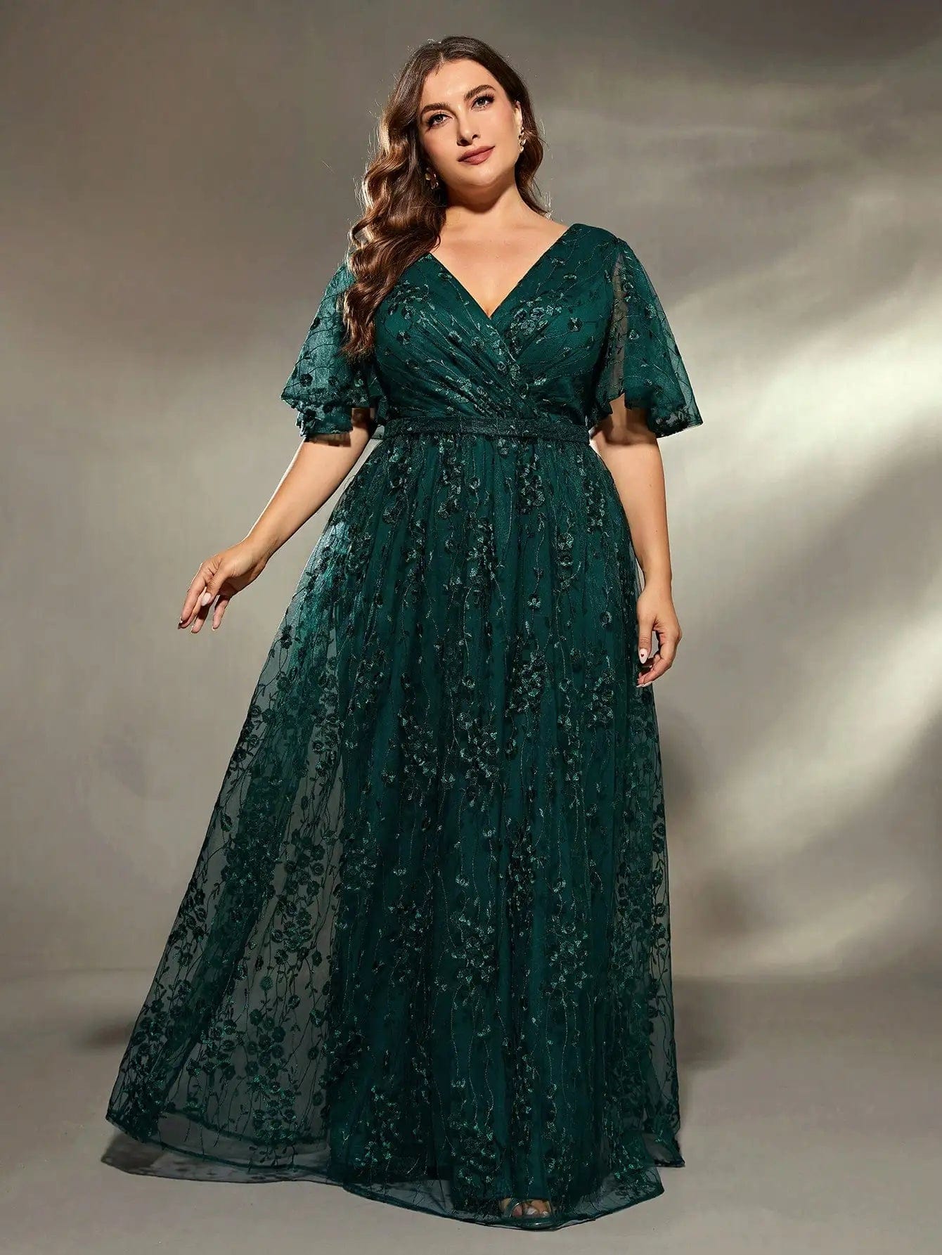 Robe verte amincissante grande taille avec manches courtes et silhouette trapèze pour mariage, élégante et chic.
