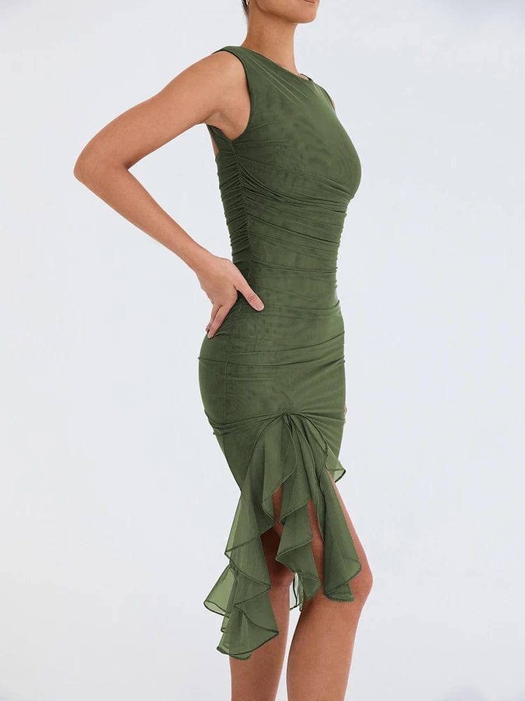 Robe verte asymétrique drapée midi pour soirée élégante, sans manches avec volants.