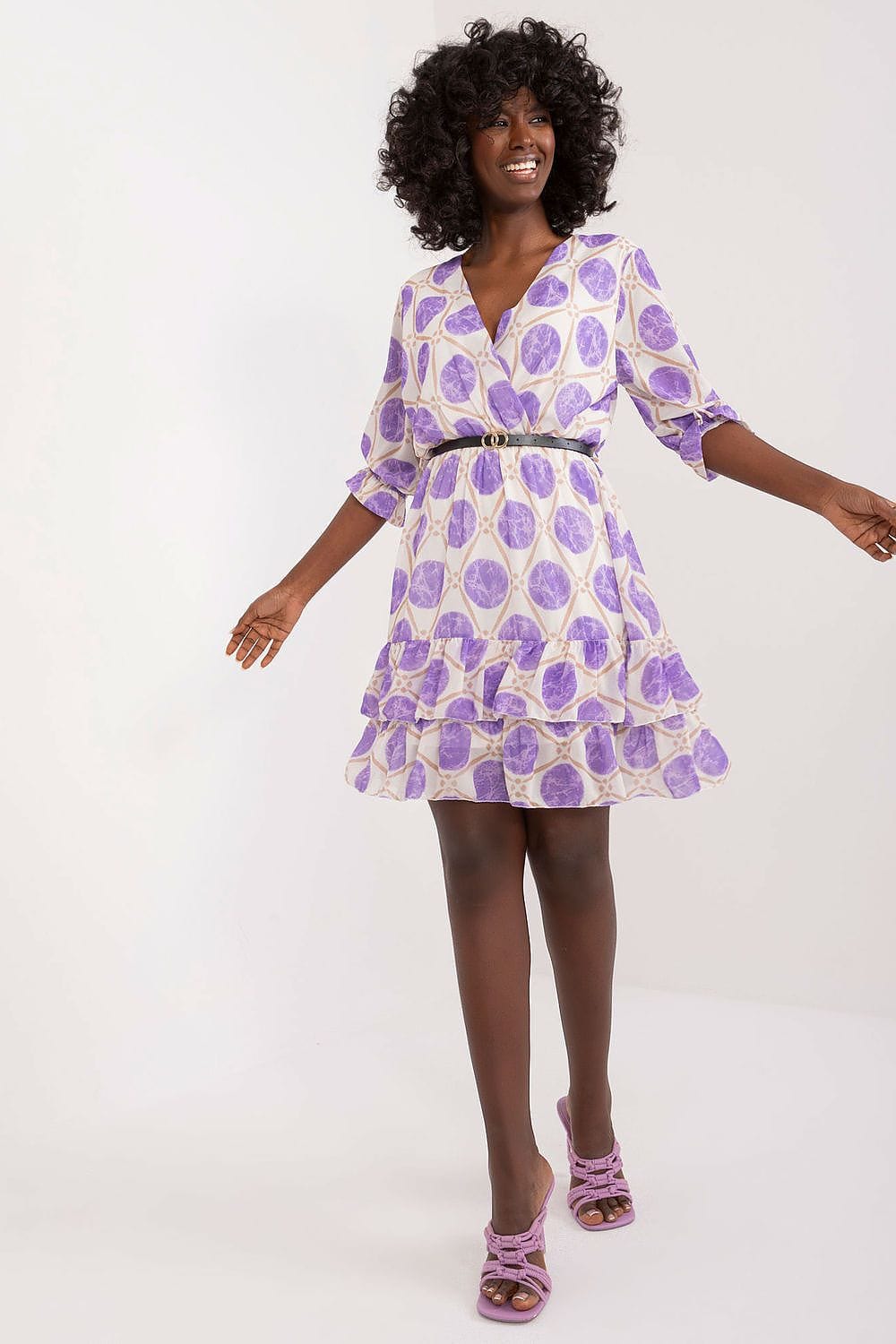 Robe florale violette courte pour été avec manches courtes et silhouette trapèze, parfaite pour une tenue casual ou une soirée estivale.