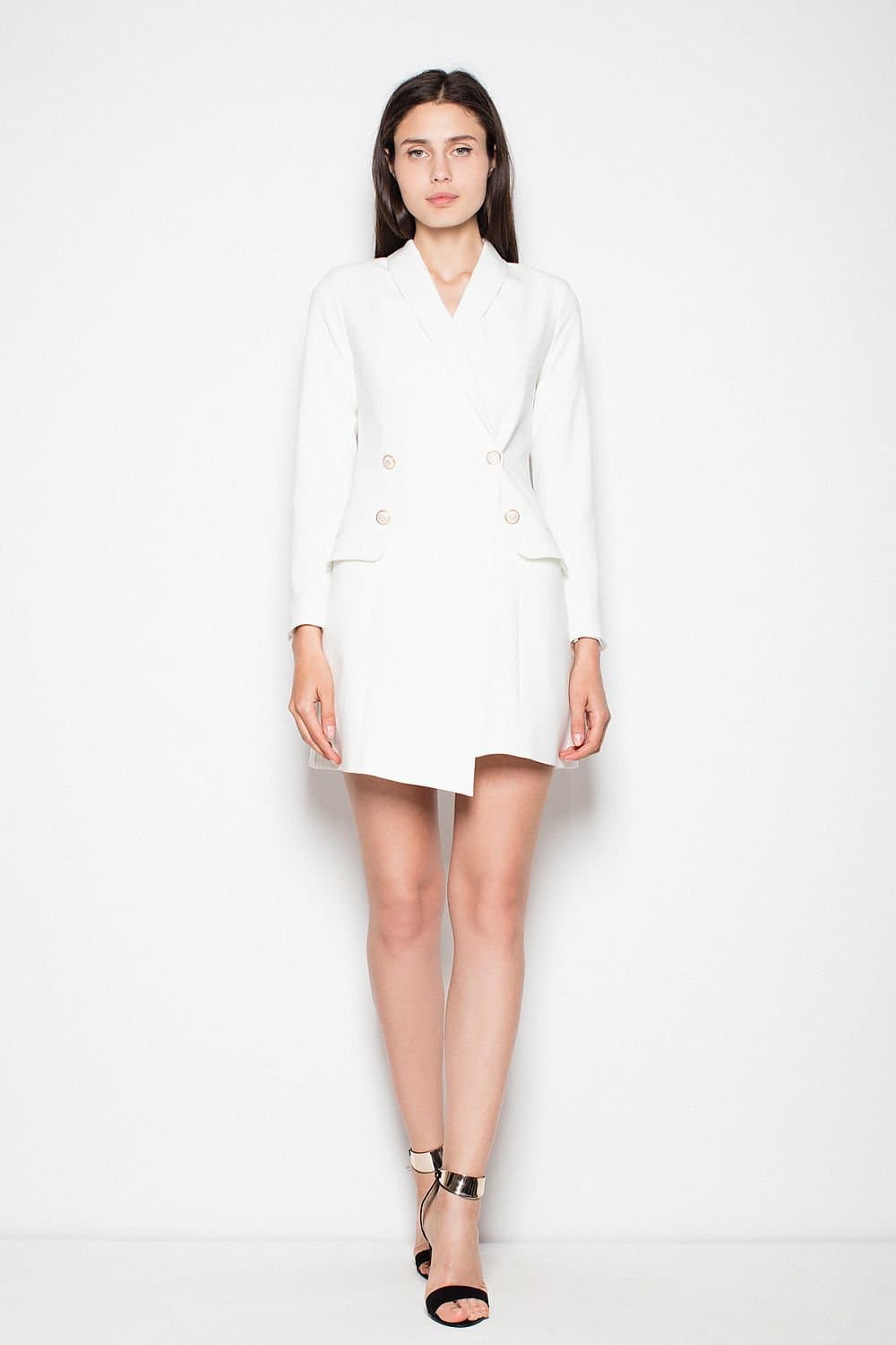 Robe blazer blanche midi chic pour cocktail, manches longues et coupe droite, idéale pour un événement élégant.