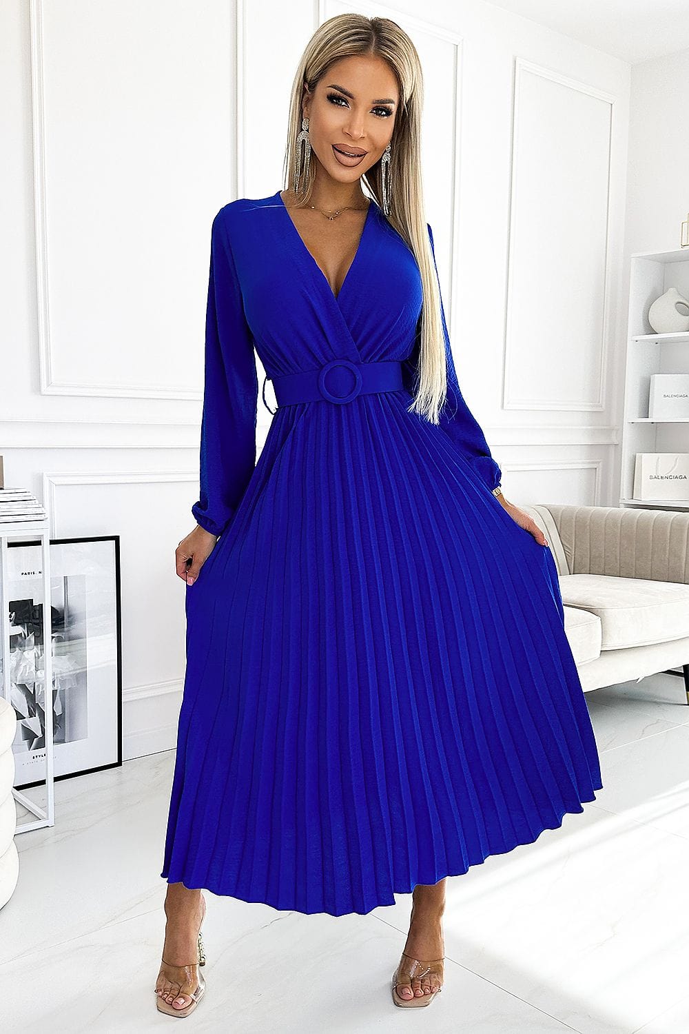Robe de soirée bleue longue chic avec manches longues et décolleté en V, idéale pour gala ou cocktail.